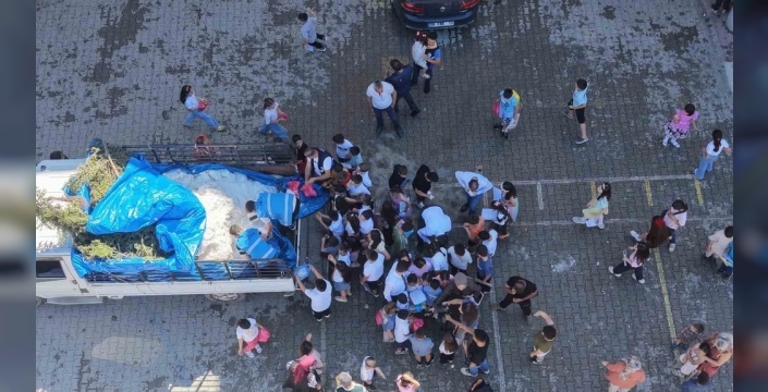 Adana'da 40 derece sıcakta karne alan öğrencilere buz gibi sürpriz!