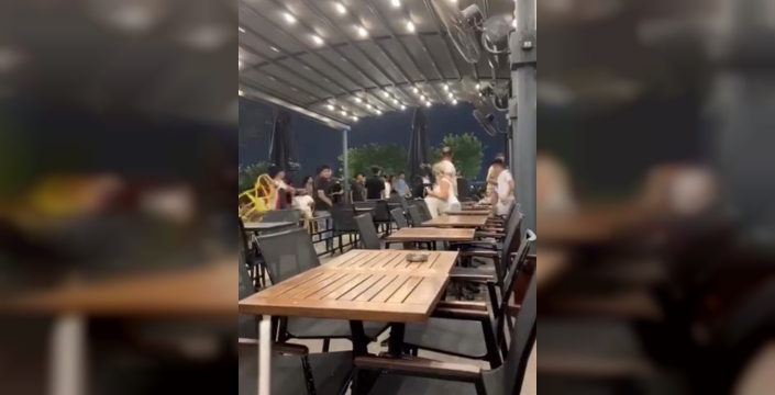 Adana'da alışveriş merkezinde kadınlar sandalyeli kavgada arada kaldı