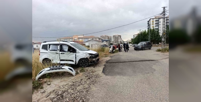 Adıyaman'da iki hafif ticari araç çarpıştı: 2 yaralı