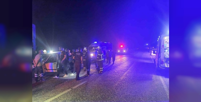 Adıyaman'da yürek burkan kaza: Traktörle otomobil çarpıştı, 1 can yitip gitti, 1 kişi ağır yaralı