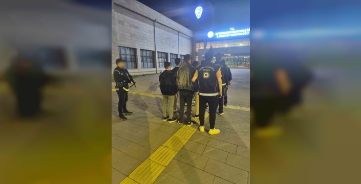 Afyonkarahisar'da nefes kesen operasyon: 8 düzensiz göçmen ve organizatör suçüstü yakalandı!