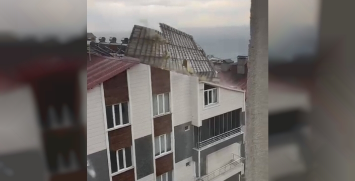 Ahlat'ta fırtına, çatılara zarar verdi