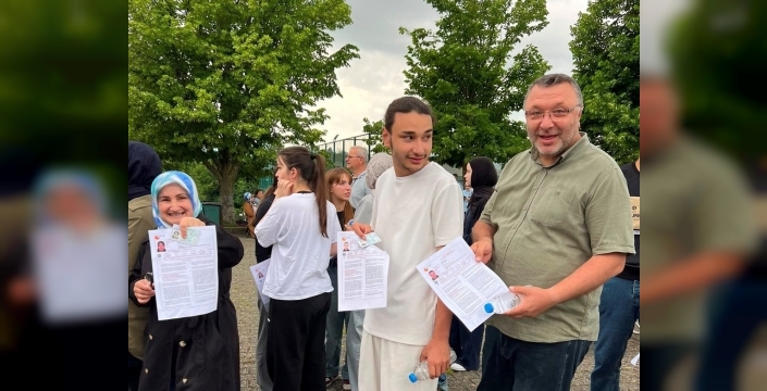 Aile boyu YKS heyecanı: Anne, baba ve oğul aynı okulda sınavda buluştu
