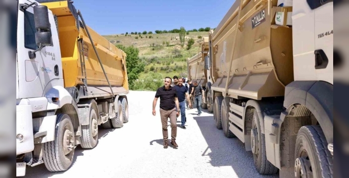 Akçadağ'da 6 kilometrelik grup yolunda çalışmalar hız kesmeden sürüyor
