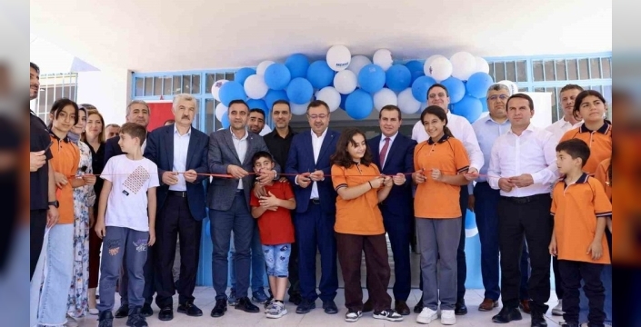 Akçadağ'da yenilenen okul sıraları öğrencilere teslim edildi