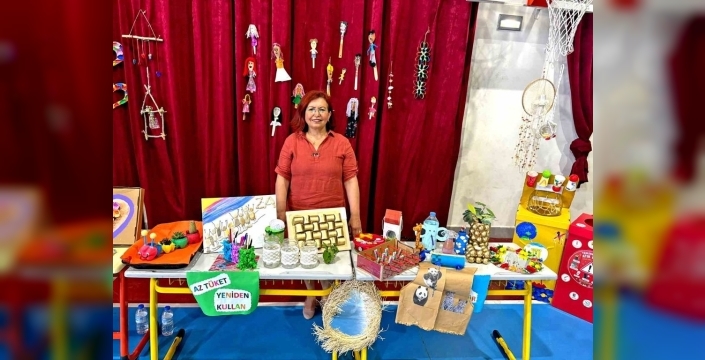 Alaçatı'da atıklarla sanat dolu bir sergi açıldı