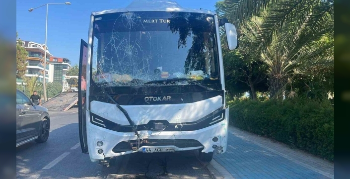 Alanya'da alkollü sürücü, midibüsüyle refüjü aşıp karşı şeride geçti
