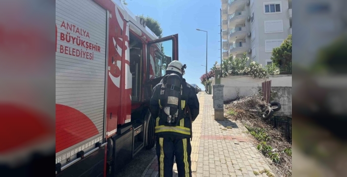 Alanya'da bir daire alev aldı: İtfaiye saniyeleri buldu