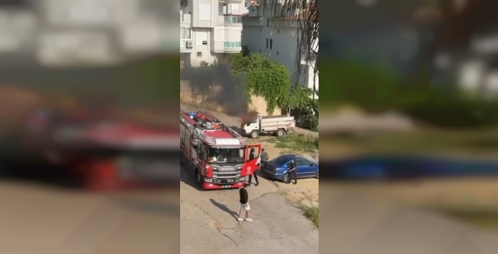 Alanya’da park halindeki kamyonette yangın paniği