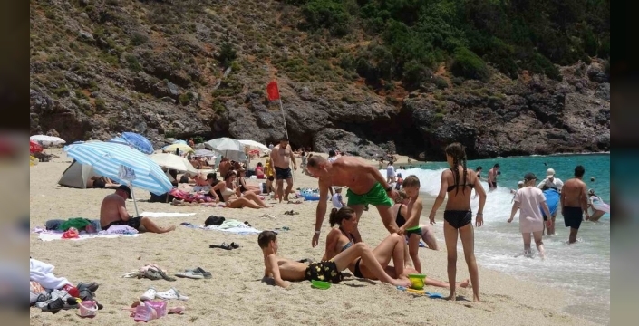 Alanya'da sıcak hava dalgası tatilcileri sahile çekti, 30 derece rekoru!