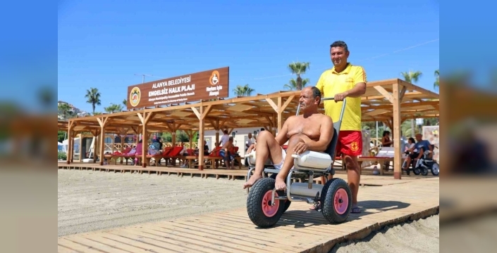 Alanya'nın halk plajları, sıcaktan bunalanların sığınağı oldu: Ücretsiz şezlong ve şemsiye keyfi
