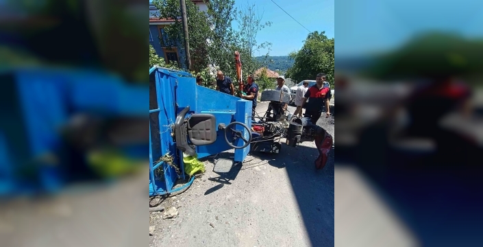Alaplı'da tarım aracı devrildi: 2 kişi yaralandı