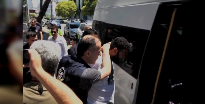 Aldatma şüphesiyle eşini ve bir kişiyi öldüren zanlı, saklandığı evde yakalandı