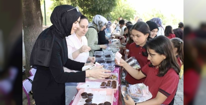 Altıntaş'ta dayanışma rüzgarı: İstiklal İlkokulu'nun hayır çarşısı coşkuyla kapılarını açtı