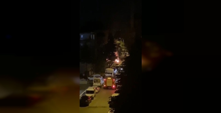 Ankara'da gece çıkan yangında dükkan, minibüs ve daire hasar gördü