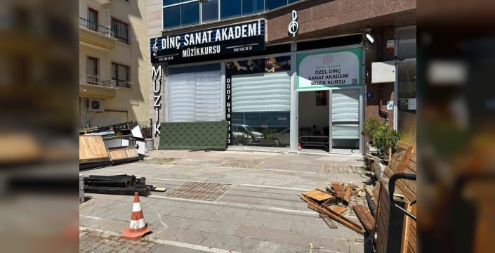 Ankara'da şok kaza: Sürücü dükkana dalınca müzik kursunda dehşet anları yaşandı