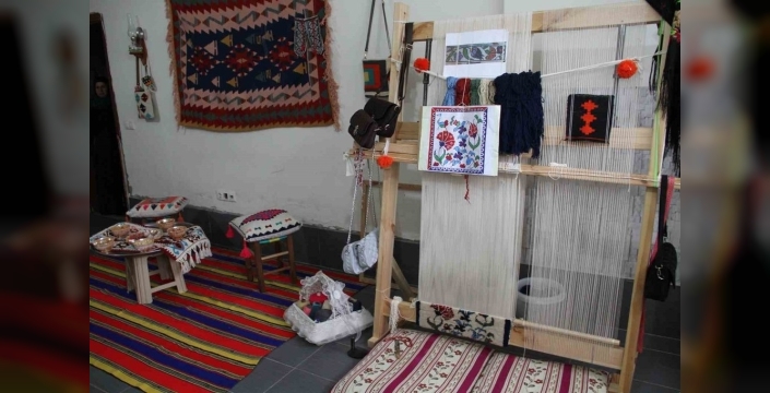 Annesinden miras kalan sanatla geleceği dokuyor: Kilim kursu yoğun ilgi görüyor