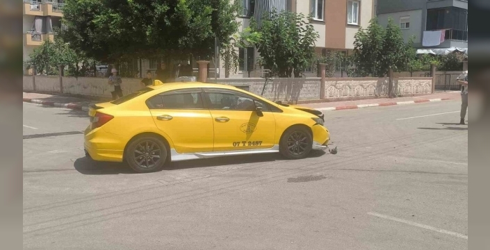 Antalya'da akılalmaz kaza: Taksiyle çarpışan araç yan yatı, sürücü mucize eseri yara almadı