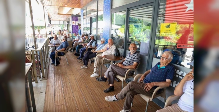 Antalya'da emeklilere özel kütüphane ve ücretsiz çay hizmeti