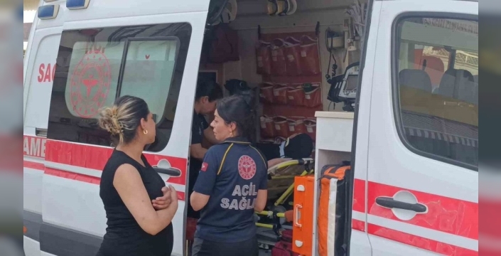 Antalya'da iki otomobil çarpıştı, kaza anı güvenlik kamerasında