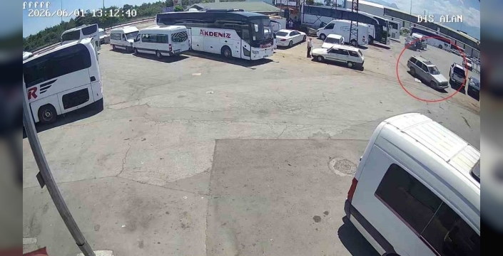 Antalya'da kontrolden çıkan otomobil, ortalığı savaş alanına çevirdi