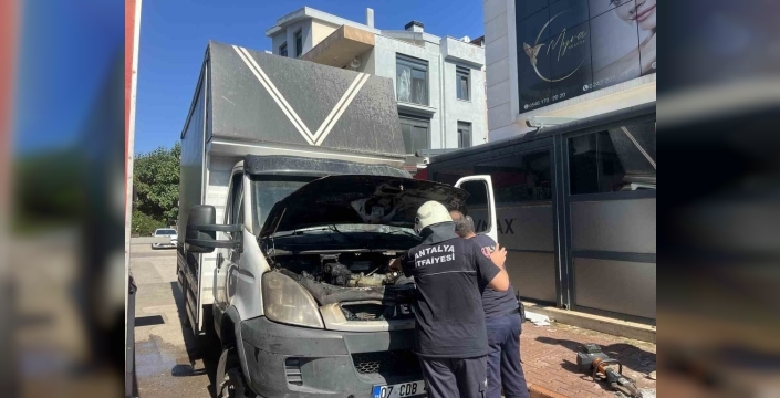 Antalya'da park halindeki kamyonda motor yangını paniği
