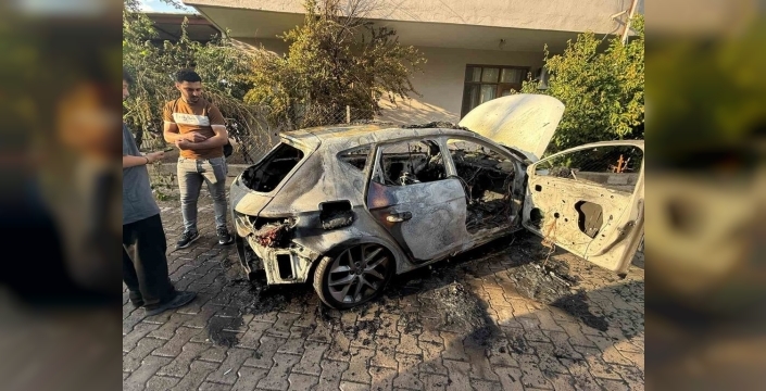 Antalya'da seyir halindeki otomobil alev aldı, sürücü son anda kurtuldu