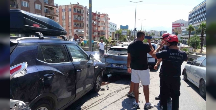 Antalya'da üst geçitte zincirleme kaza: 1 yaralı