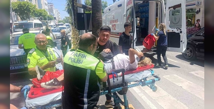 Antalya'da yaya geçidinde tramva, Alman turisti savurdu; yaralıyı yelpazeyle serinlettiler