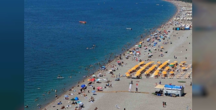 Antalya'da yaylalarda karla mücadele, sahilde deniz keyfi