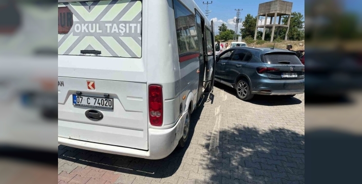 Antalya'da yürekler ağza geldi: Okul servisi ile otomobil çarpıştı, 7'si minik öğrenci 9 yaralı