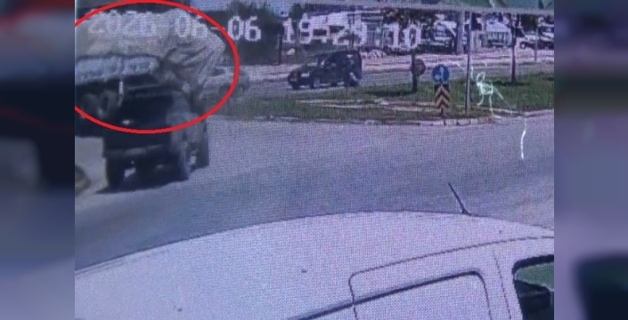 Antalya'da yürekler ağza geldi: Tomruk yüklü kamyon yola yayıldı, trafik felç oldu!