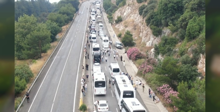 Antalya-Kemer yolunu felç eden kazanın nedeni şok etti: Mobil videodan öğrendiler