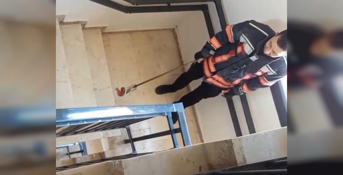 Apartmanda dehşet: Bir metrelik yılan paniği sardı!