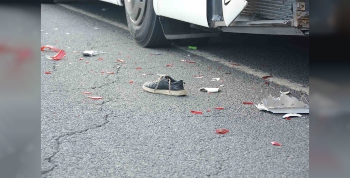 Arızalanan otobüse çarpan motosiklet sürücüsü, otomobilin çarpması sonucu hayatını kaybetti