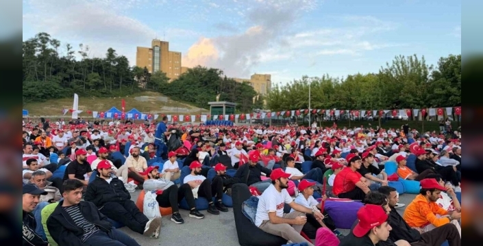 Arnavutköy'de milli maç coşkusu dev ekranlarda yaşandı
