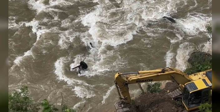 Artvin'de dereye düşen araçta baba ve oğul için arama kurtarma çalışmaları devam ediyor