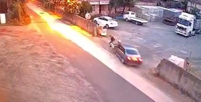 Artvin'de kontrolden çıkan otomobil iki yayayı yaraladı