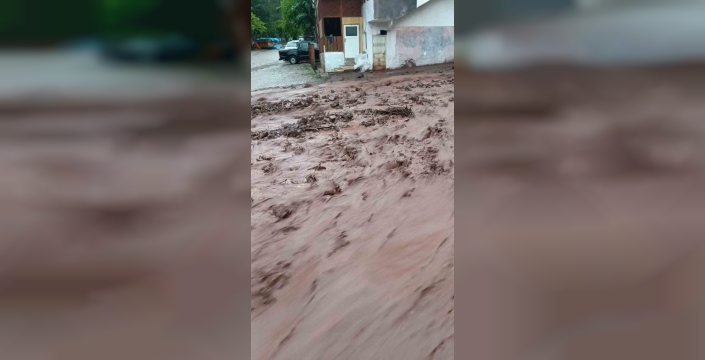 Artvin'de sağanak kabusu: Dere taştı, yollar sular altında kaldı!