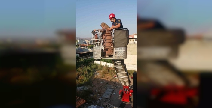 Asansörde mahsur kalan 80 yaşındaki kadından kurtarıcılara dualar