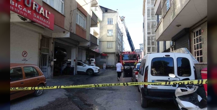 Ataşehir'de yürekleri ağza getiren çatı yangını: Dumanlar gökyüzünü kapladı