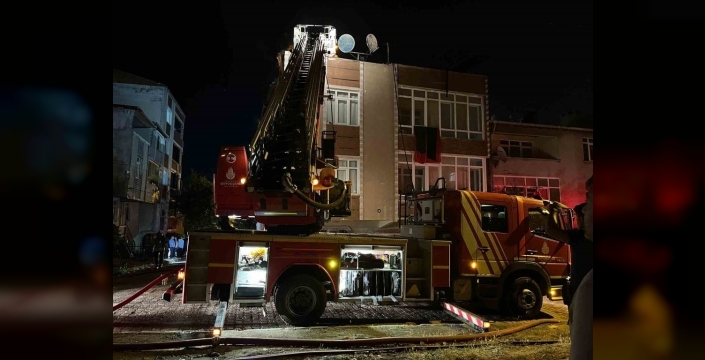 Avcılar'da üç katlı binanın çatısı alev alev yandı