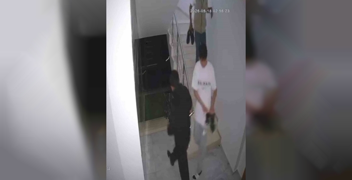 Ayakkabı kalitesini kontrol eden çocuk hırsızlar kamerada yakalandı