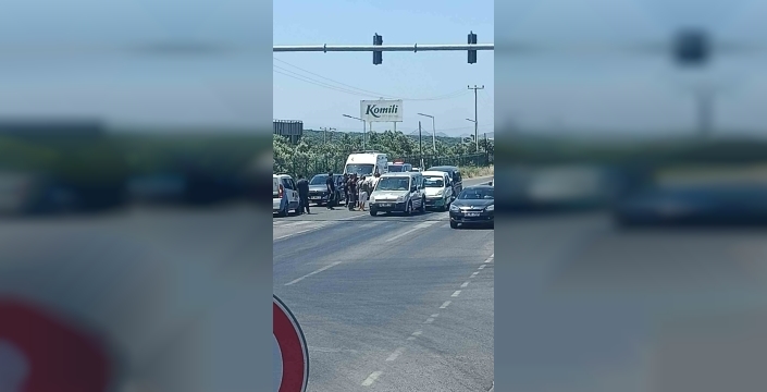 Ayvalık'ta trafikte şok anlar: 3 araç Kozak kavşağında birbirine girdi, yaralılar var