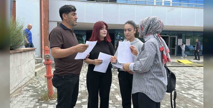 Baba, anne ve iki kızı sınavda aynı heyecanı paylaştı