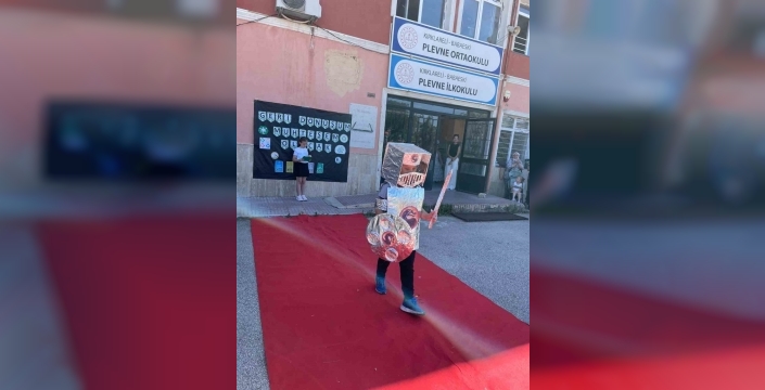 Babaeski'de öğrenciler, atıkları sanata dönüştürdü