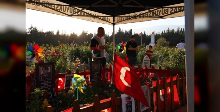 Babalar Günü'nde acıdan öte bir özlem: Şehit evlatlar mezar başında anıldı