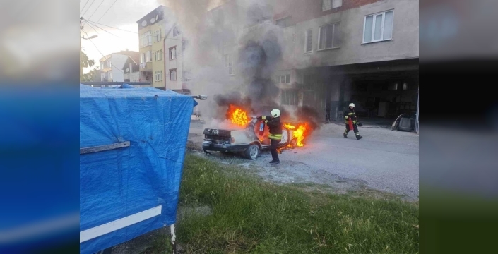 Bafra'da kaportacı dükkanında dehşet anları: Kaynaktan çıkan kıvılcım otomobili küle çevirdi