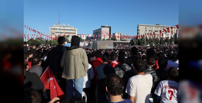 Bağcılar'da milli maç coşkusu dev ekranda yaşandı