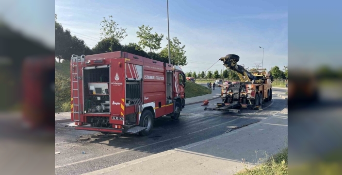 Bağcılar'da yürekleri ağza getiren kaza: Yangından dönen itfaiye aracı devrildi, 3 kahraman yaralandı